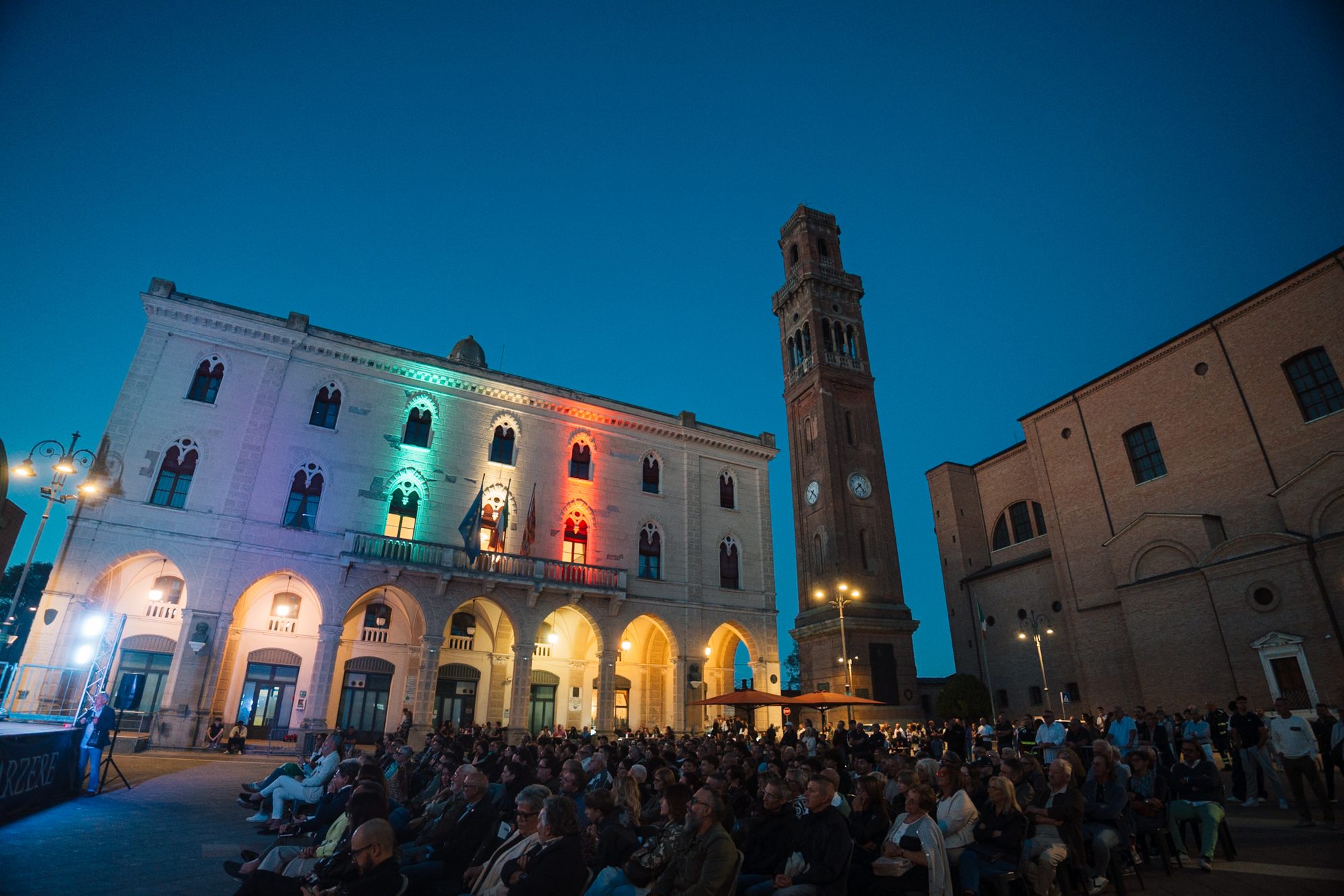 Piazza Vittorio Emanuele a Cavarzere durante un incontro della rassegna